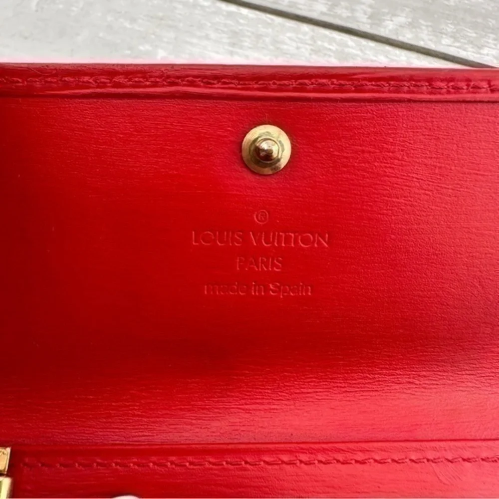 AUTHENTIC Louis Vuitton key holder. Previously owned. Color: Castilian r…